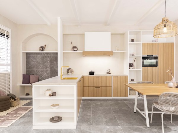 Keuken in Ibiza stijl - keuken met combinatie wit laminaat en hout