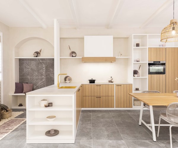 Keuken in Ibiza stijl - keuken met combinatie wit laminaat en hout