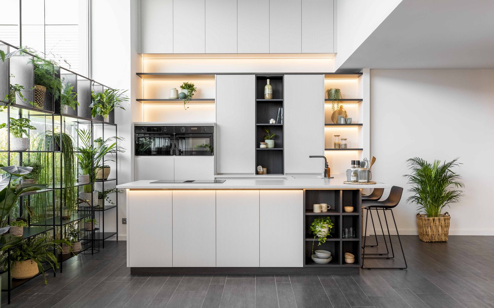 Witte keuken met gegroefde verticale lijnen