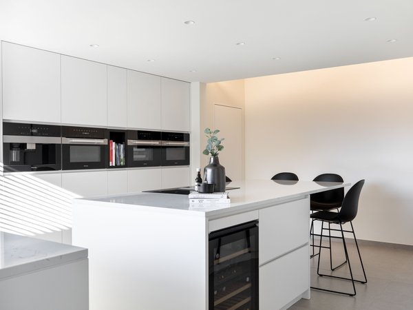 Strakke en moderne keuken in zwart-wit combinatie
