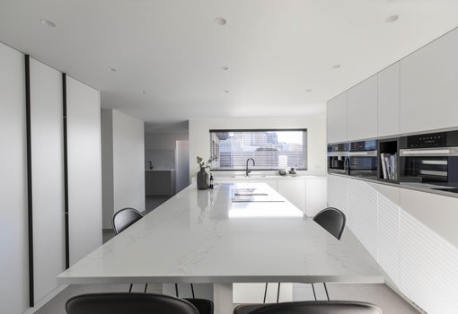 Strakke en moderne keuken in zwart-wit combinatie