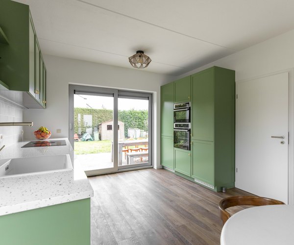 Ons Huis/Nieuw Huis - Keuken Tine en Marijke - elegante mosgroene keuken