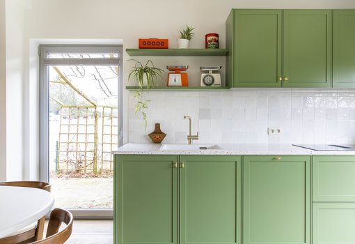 Ons Huis/Nieuw Huis - Keuken Tine en Marijke - groene kastdeuren