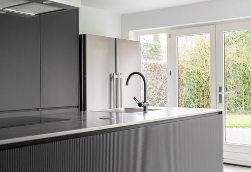 Ons Huis/Nieuw Huis - Keuken Elyne en Lorenz -  keukeneiland met fijne zwarte lijnen