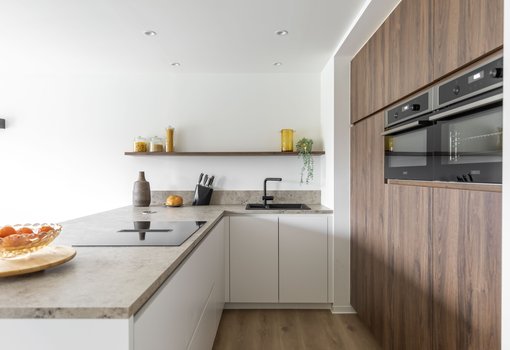 Ons huis/nieuw huis - Keuken Aurore en Kurt - Keuken met combinatie van laminaat in eikkleur en marmerlook  - schiereiland keuken