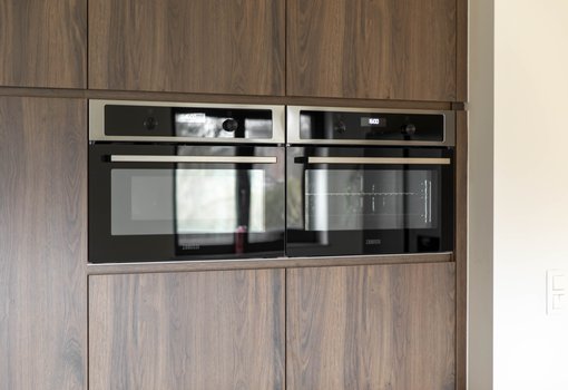 Ons huis/nieuw huis - Keuken Aurore en Kurt - Keuken met combinatie van laminaat in eikkleur en marmerlook  - inbouwtoestellen