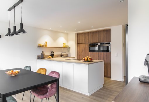 Ons huis/nieuw huis - Keuken Aurore en Kurt - Keuken met combinatie van laminaat in eikkleur en marmerlook  - overzicht keuken