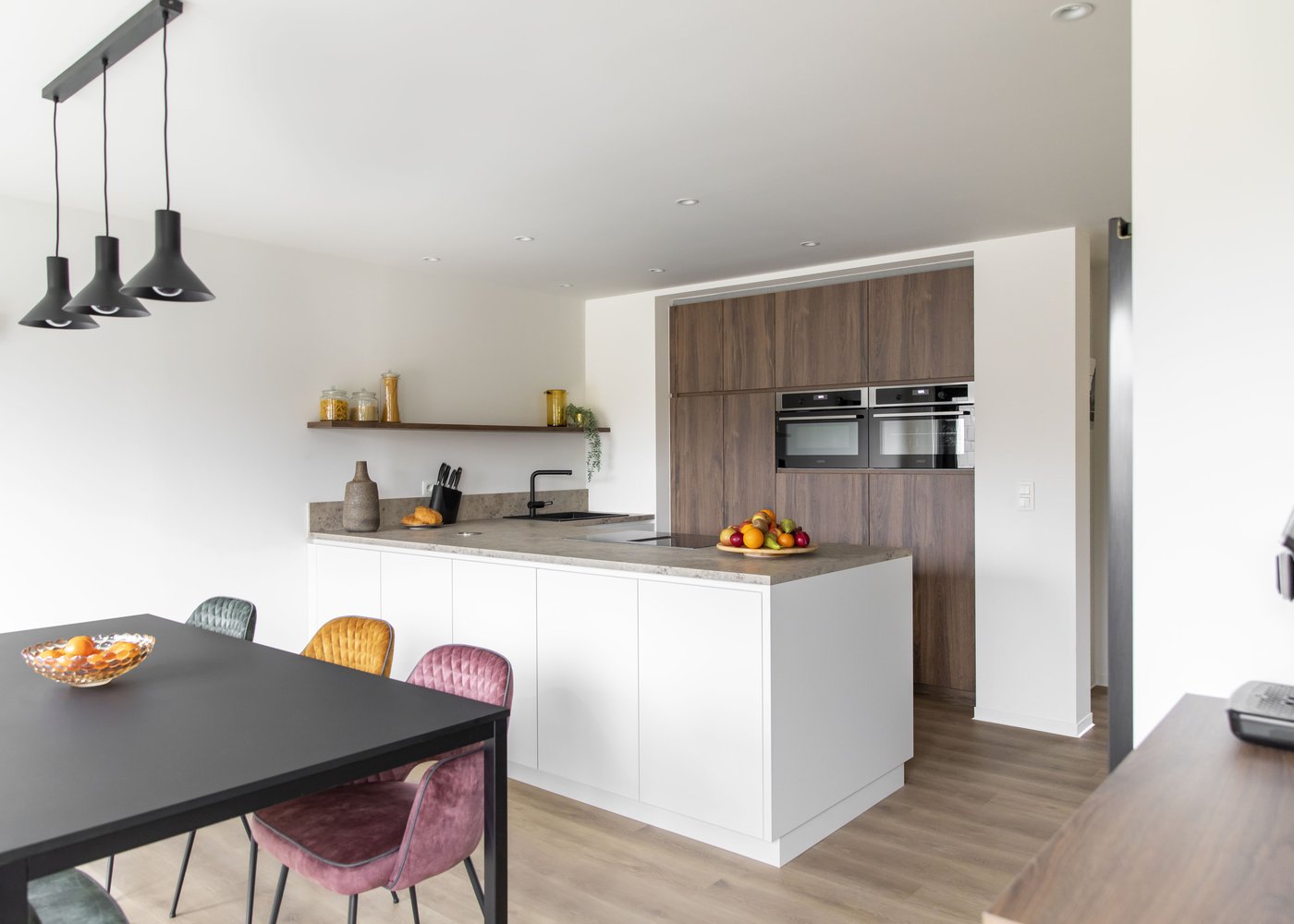 Ons huis/nieuw huis - Keuken Aurore en Kurt - Keuken met combinatie van laminaat in eikkleur en marmerlook