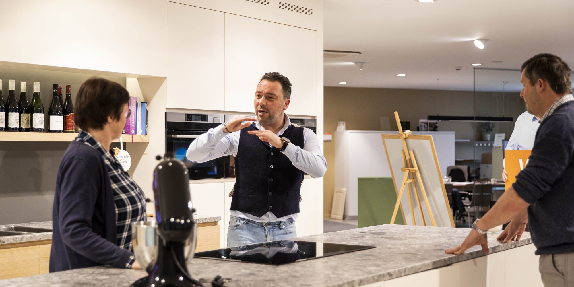 Vendeur avec des clients Vendeur avec des clients