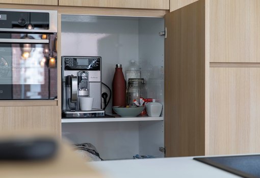 Ons huis/nieuw huis - Keuken Fréderic & Ilse - moderne open leefkeuken - kast met koffiemachine