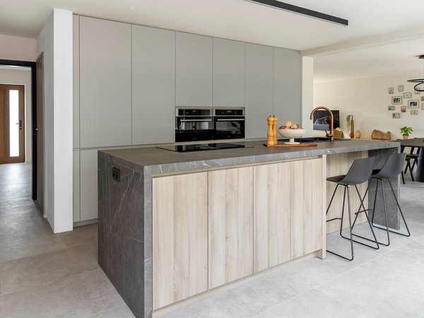 Ons huis/nieuw huis - Keuken Tineke en Derko - Keuken met werkblad in marmerlook en kastdeuren in houtprint