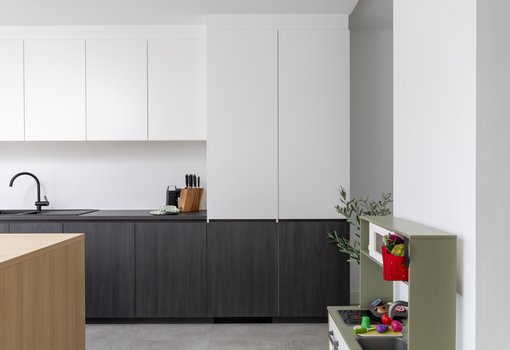 Extreme Makeover Merchtem - witte keuken donkere onderkasten en imitatie donkere eik