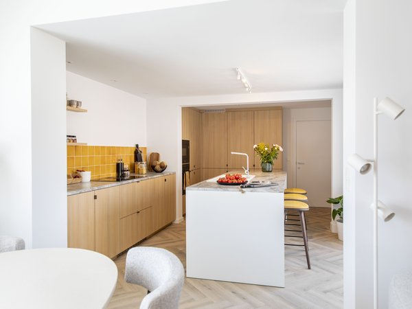 Cuisine blanche et couleur bois avec beaucoup d'espace de rangement