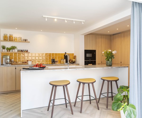 Cuisine blanche et couleur bois avec beaucoup d'espace de rangement