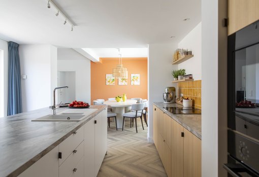 Extreme Makeover Opoeteren - witte keuken met houtkleur en voldoende bergruimte