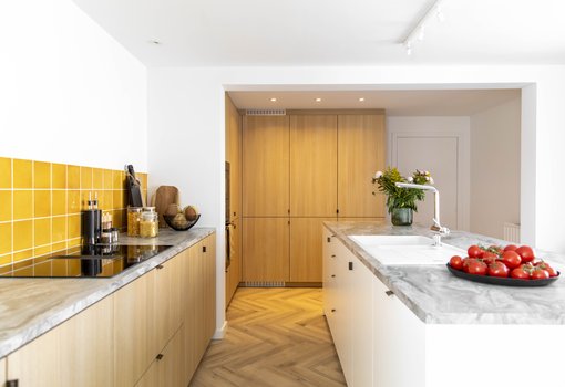 Extreme Makeover Opoeteren - witte keuken met houtkleur en voldoende bergruimte