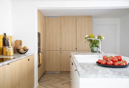 Cuisine blanche et couleur bois avec beaucoup d'espace de rangement