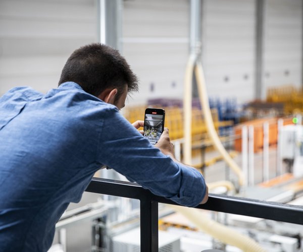 Loic visite l'usine de Dovy