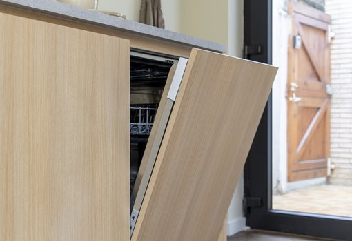 Cuisine parallèle en blanc et en couleur du bois