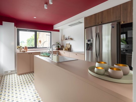 Keukenrealisatie Extreme Makeover Ravels - abrikooskleurige keuken met aparte bureauruimte