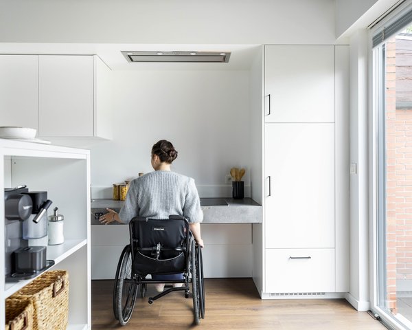 Keuken uit Extreme Makeover aangepast aan een rolstoelgebruiker