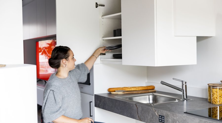 Keuken uit Extreme Makeover aangepast aan een rolstoelgebruiker