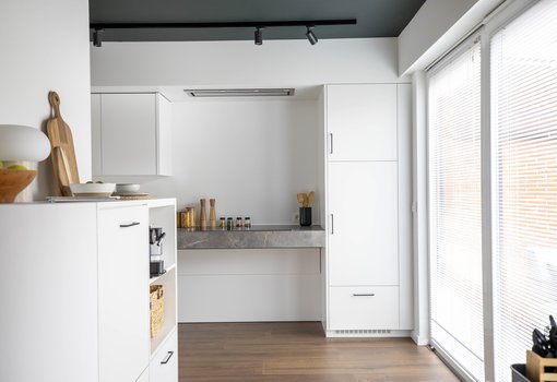 Extreme Makeover Kapellen - witte keuken met verstelbare kasten en werkblad