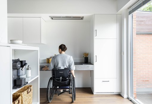 Keuken uit Extreme Makeover aangepast aan een rolstoelgebruiker