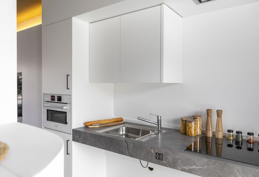 Extreme Makeover Kapellen - witte keuken met verstelbare kasten en werkblad