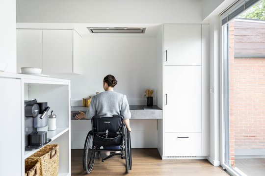 Keuken uit Extreme Makeover aangepast aan een rolstoelgebruiker