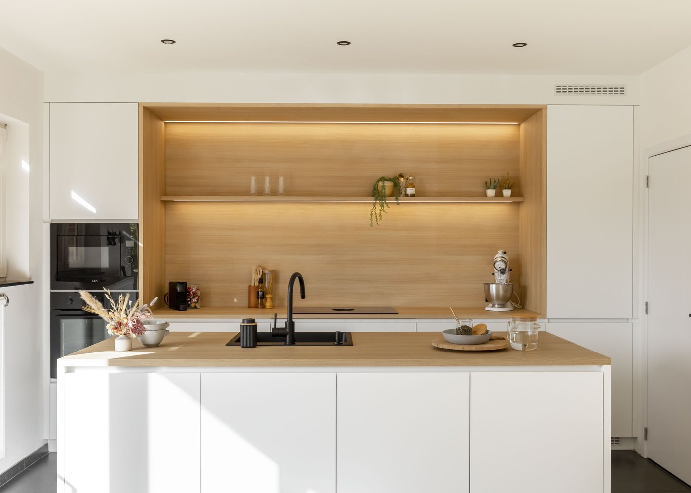 Modèle de cuisine Design avec niche en stratifié chêne naturel et éclairage LED - réalisation client