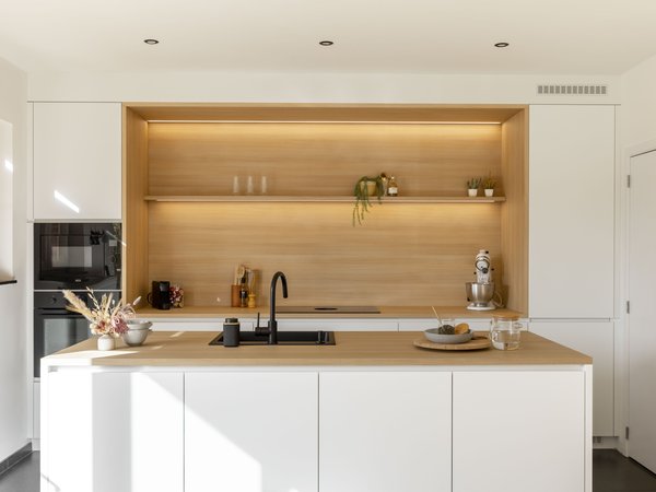 Modèle de cuisine Design avec niche en stratifié chêne naturel et éclairage LED - réalisation client