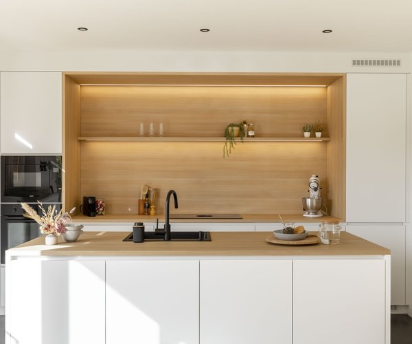 Modèle de cuisine Design avec niche en stratifié chêne naturel et éclairage LED - réalisation client