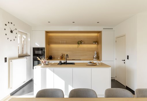 Keukenmodel Design met nis in laminaat eik natuur en ledverlichting - realisatie klanten