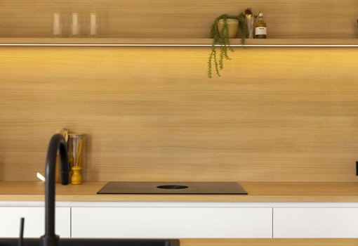 Modèle de cuisine Design avec niche en stratifié chêne naturel et éclairage LED - réalisation client