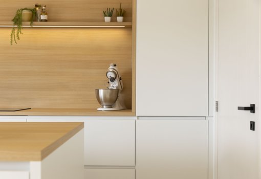 Modèle de cuisine Design avec niche en stratifié chêne naturel et éclairage LED - réalisation client