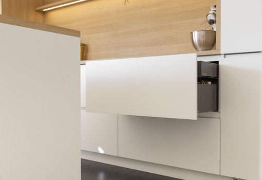 Keukenmodel Design met nis in laminaat eik natuur en ledverlichting - realisatie klanten