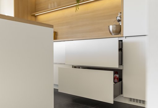 Modèle de cuisine Design avec niche en stratifié chêne naturel et éclairage LED - réalisation client