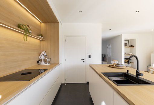 Modèle de cuisine Design avec niche en stratifié chêne naturel et éclairage LED - réalisation client