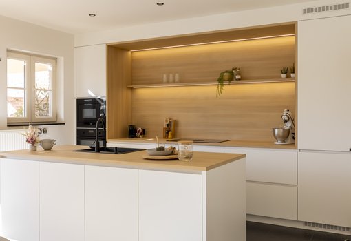 Modèle de cuisine Design avec niche en stratifié chêne naturel et éclairage LED - réalisation client