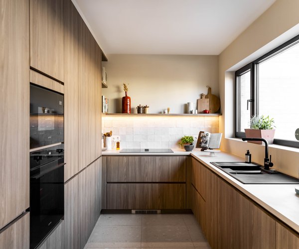 Moderne U-keuken in walnootlook, beige werkblad & doorloopkast – Huis Gemaakt Nieuwpoort Moderne U-keuken in walnootlook, beige werkblad & doorloopkast – Huis Gemaakt Nieuwpoort