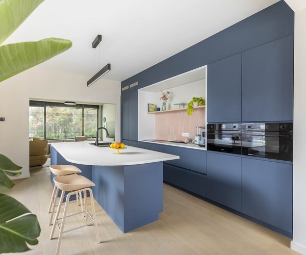 Moderne keuken in Bleu Baltique laminaat met afgerond kookeiland – Huis Gemaakt Haasdonk Moderne keuken in Bleu Baltique laminaat met afgerond kookeiland – Huis Gemaakt Haasdonk