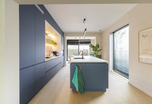 Moderne keuken in Bleu Baltique laminaat met afgerond kookeiland – Huis Gemaakt Haasdonk