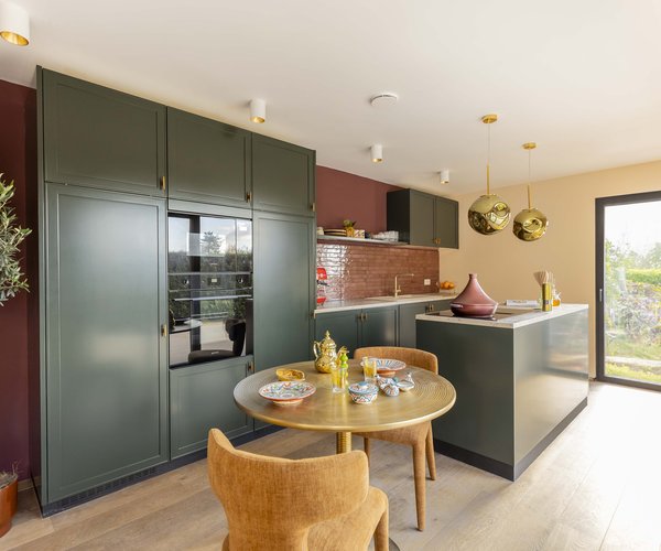 Landelijke groene keuken met Marokkaanse accenten - Huis Gemaakt Lummen Landelijke groene keuken met Marokkaanse accenten - Huis Gemaakt Lummen