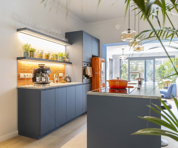 Kleurrijke keuken in laminaat met oranje koelkast & open kastenwand – Huis Gemaakt Mechelen Kleurrijke keuken in laminaat met oranje koelkast & open kastenwand – Huis Gemaakt Mechelen