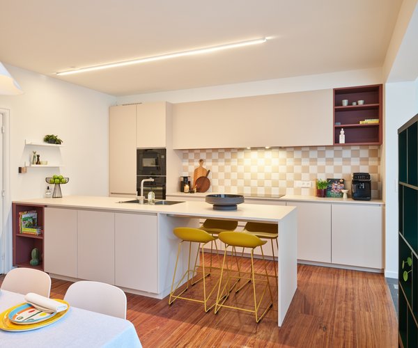 Greeploze beige keuken met schiereiland - Blind Gekocht Hemiksem Greeploze beige keuken met schiereiland - Blind Gekocht Hemiksem