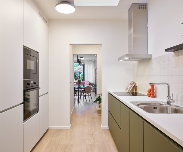 Moderne parallelkeuken in wit en groen met werkblad in laminaat - Blind Gekocht Hemiksem Moderne parallelkeuken in wit en groen met werkblad in laminaat - Blind Gekocht Hemiksem