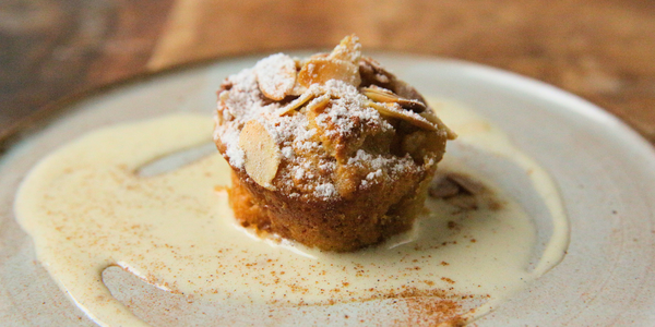 Muffin van suikerbrood met gebakken appel en vanillesaus