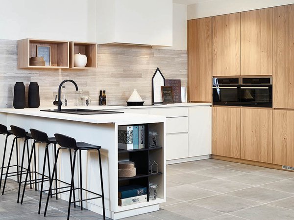 Moderne keuken met wand in fineer eik - Model Design