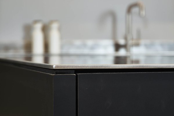 Moderne greeploze keuken in zwart-wit - Model Design - Werkblad in inox